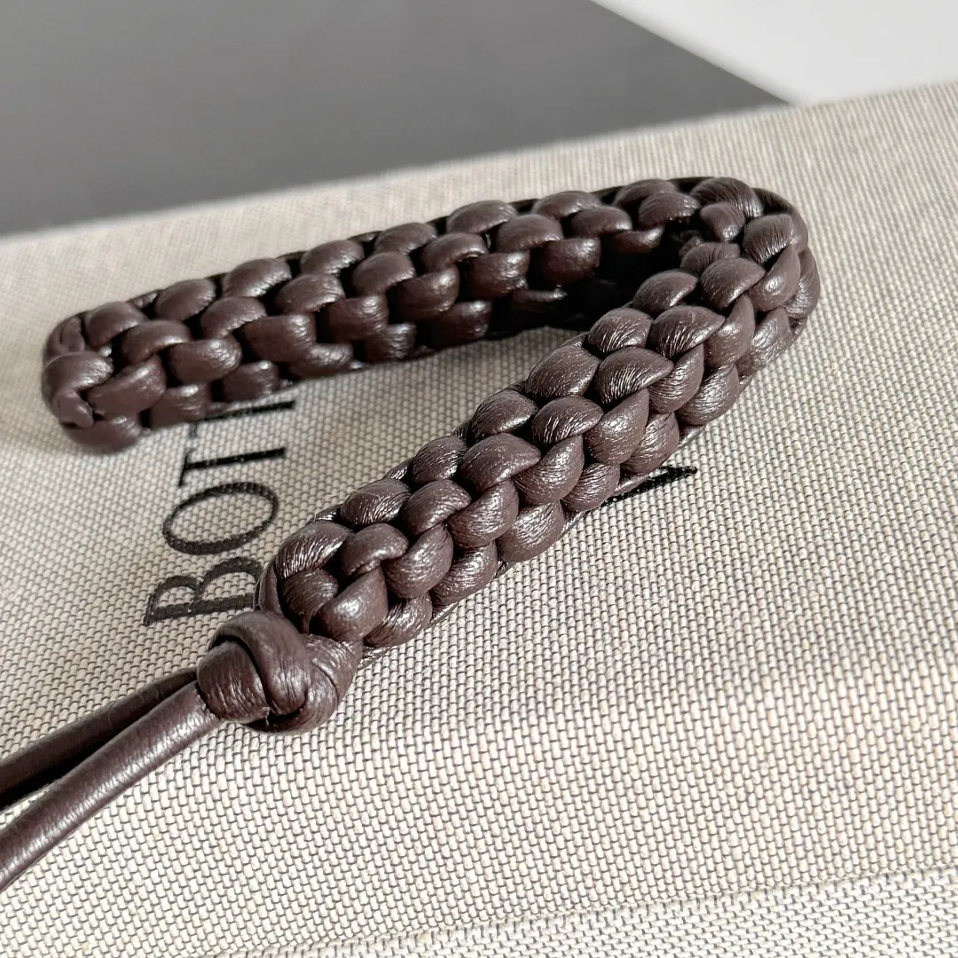 Batch 420 Let’s see what new cute little thing BV has released~ It’s this letter pendant, which is different from the puppy pendant. The weaving of this letter is more three-dimensional, and the material is very solid, and it is not easy to deform even if it is folded. Style number: V